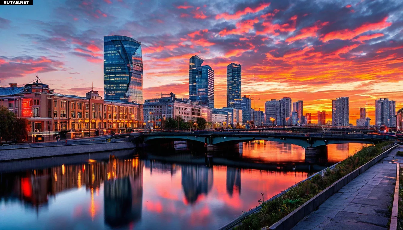 Панорама крупного российского города с рекой, мостами и современными зданиями. Яркие краски заката, отражения в воде, городская атмосфера.