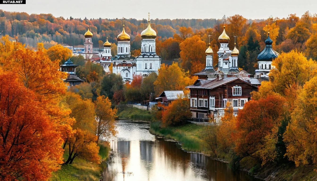 Живописный город России с куполами церквей, старинными улочками и рекой на фоне осеннего леса. Теплые тона, уютная атмосфера.