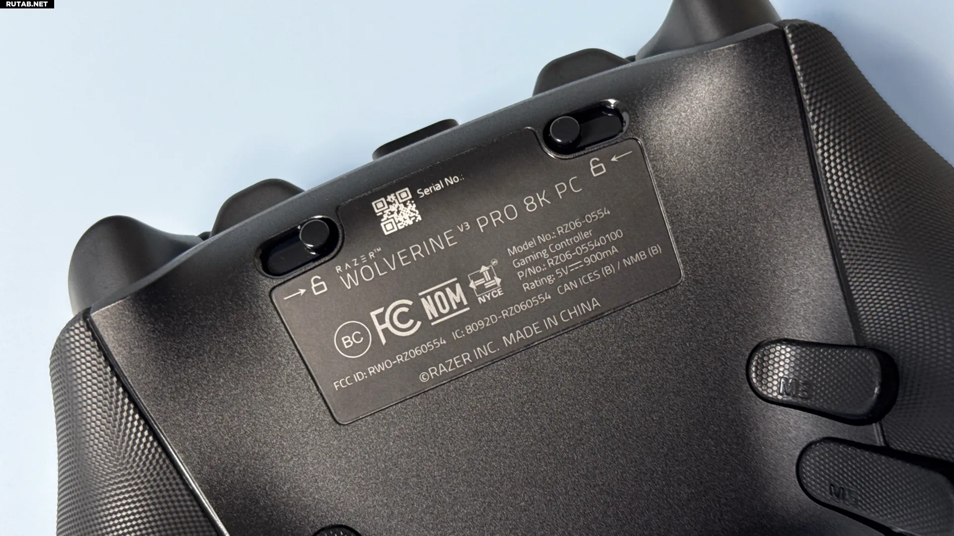 Контроллер Razer Wolverine V3 Pro 8K на светло-голубом фоне