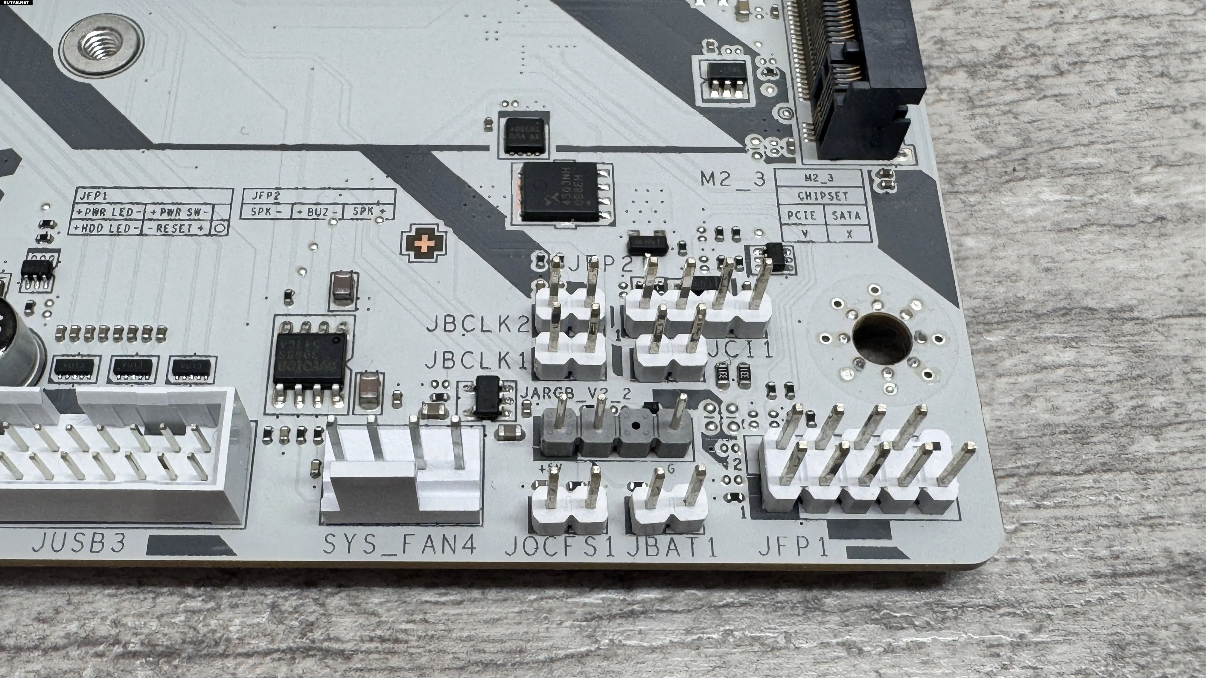 MAG B850 Gaming Plus Max WiFi на столе.