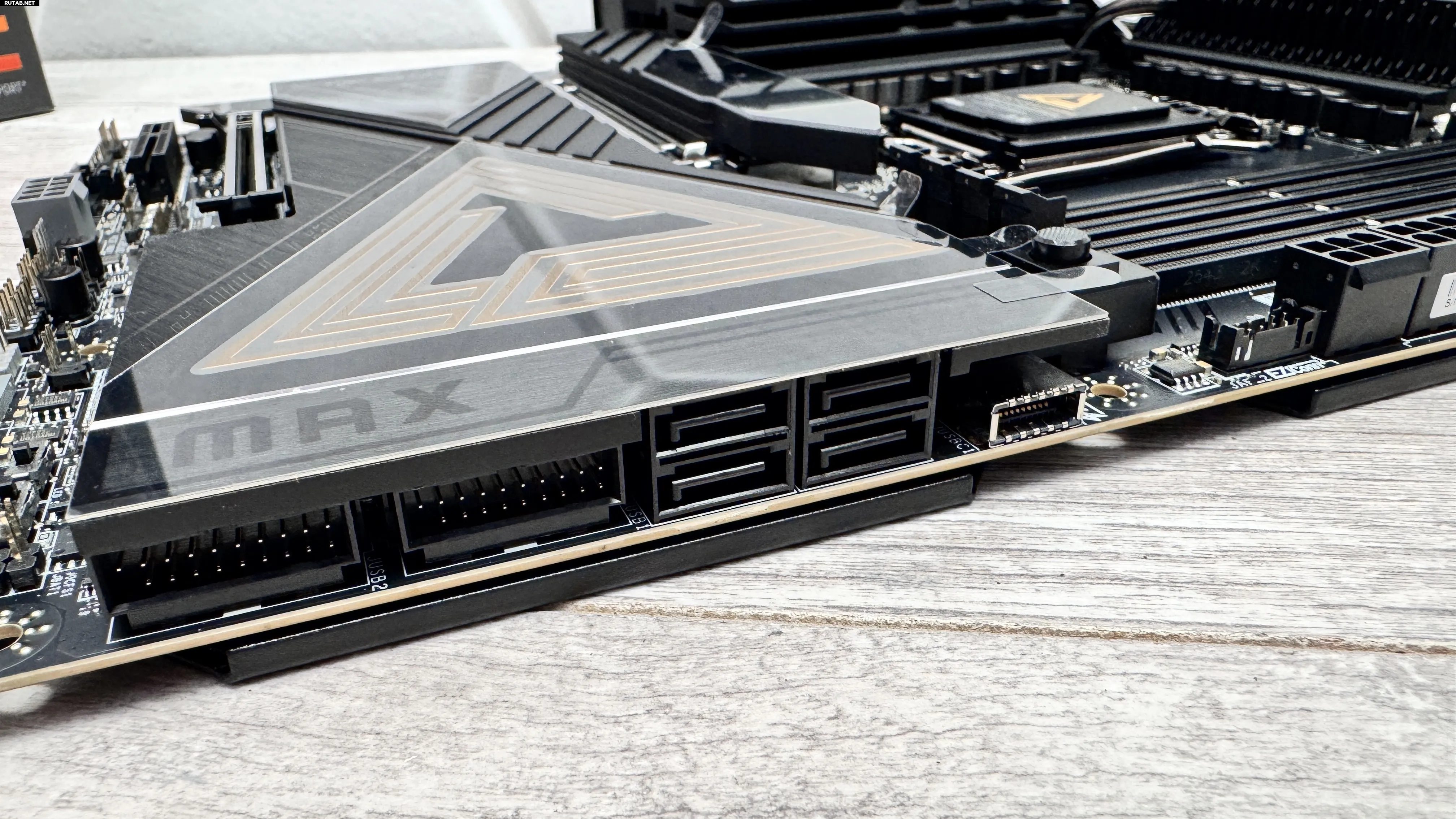 Материнская плата MSI MEG X870E Ace Max на столе.