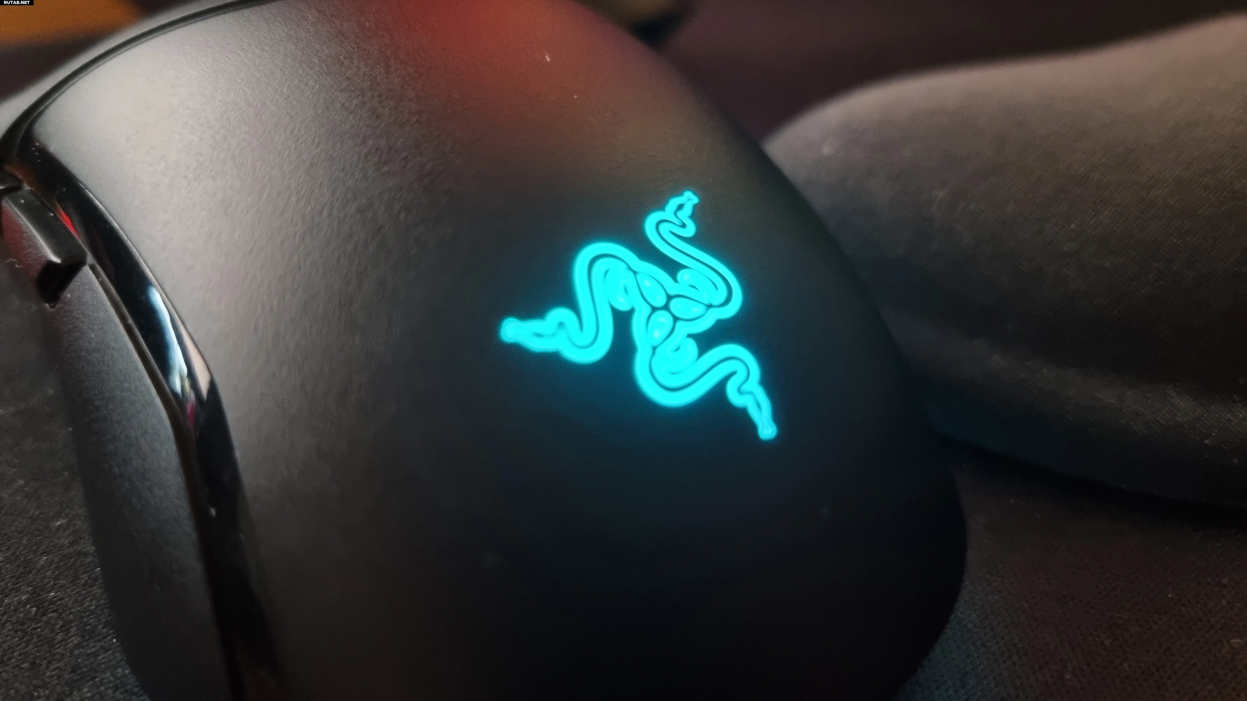 Подсвеченный логотип Razer на тыльной стороне мыши Razer Cobra HyperSpeed