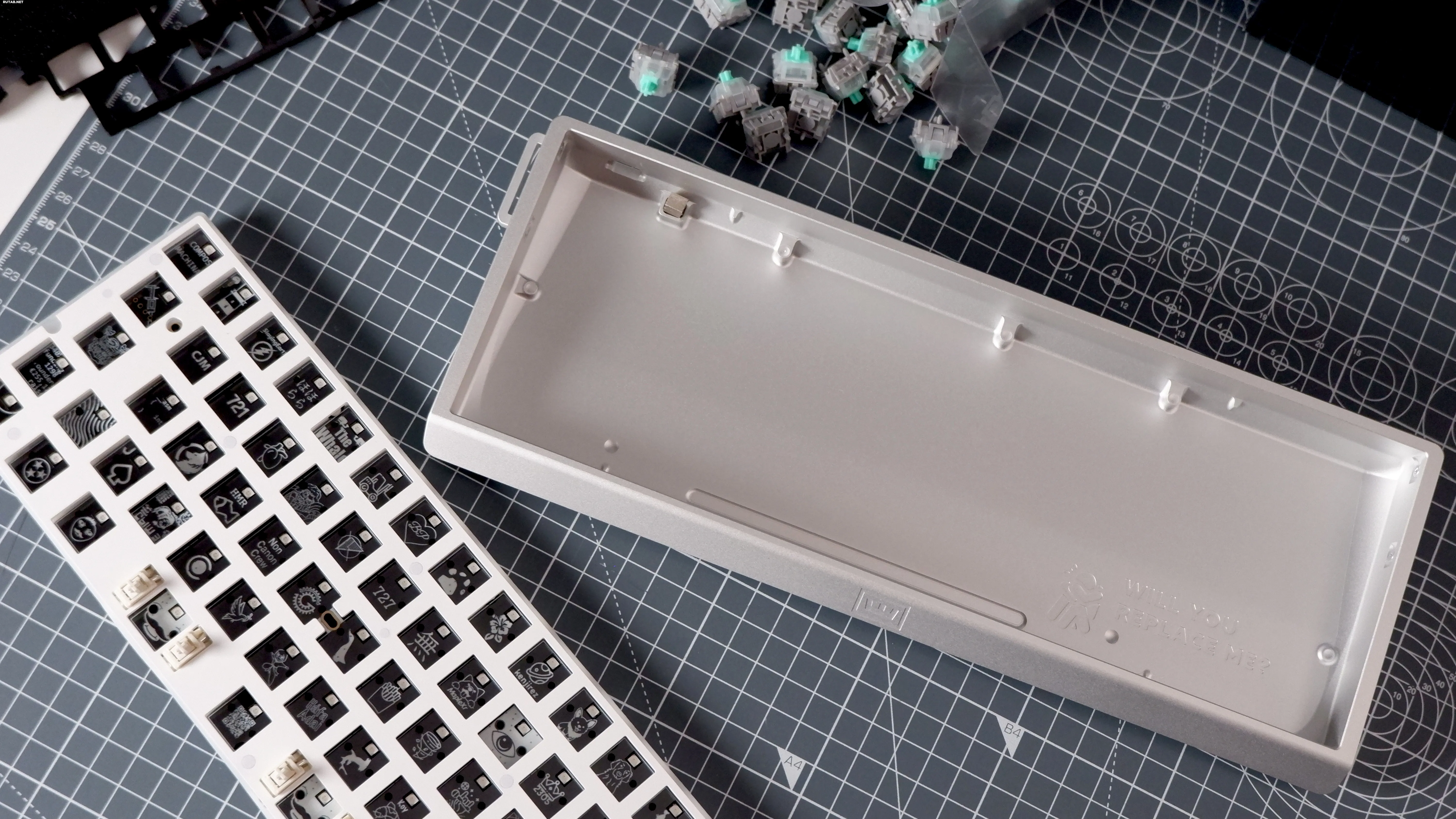 Клавиатура Wooting 60HE v2 на разных этапах сборки.