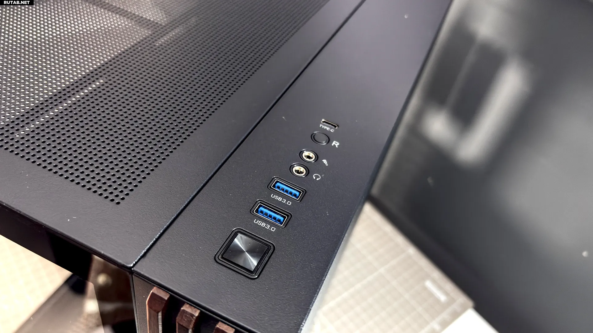 Корпус Thermaltake View 380 WS ARGB на столе с установленными компонентами.