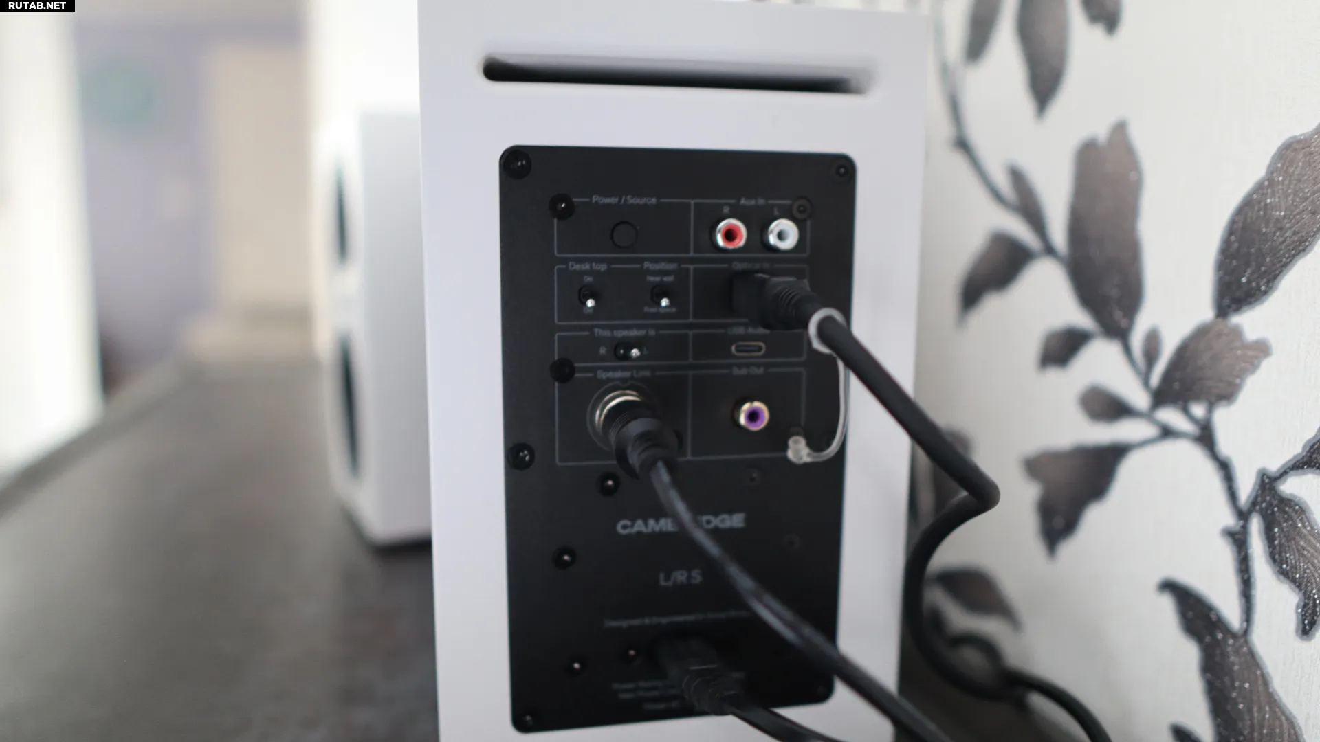 Настольные акустические системы Cambridge Audio L/R S белого цвета с чёрными твитерами.