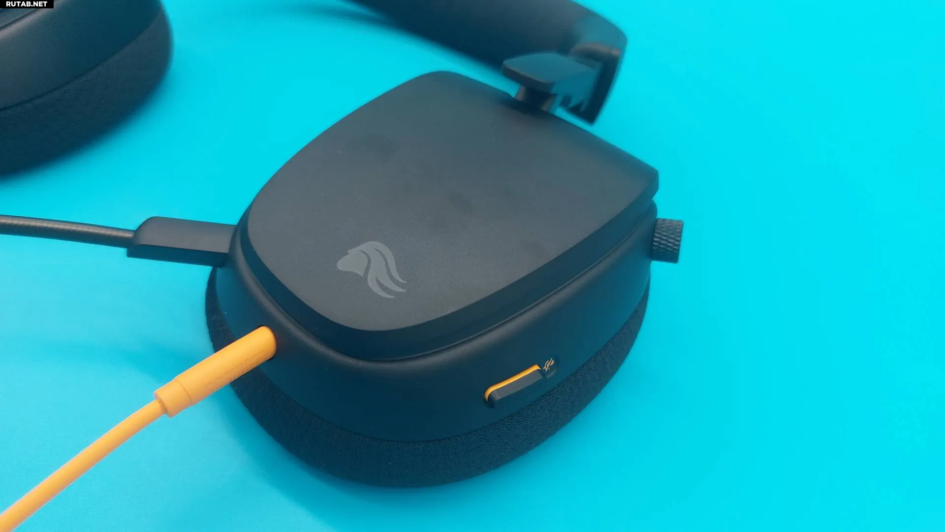 Проводные игровые гарнитуры Glorious GHS Eternal и GHS Eternal RGB в белом и черном цветах, показанные с разных ракурсов.