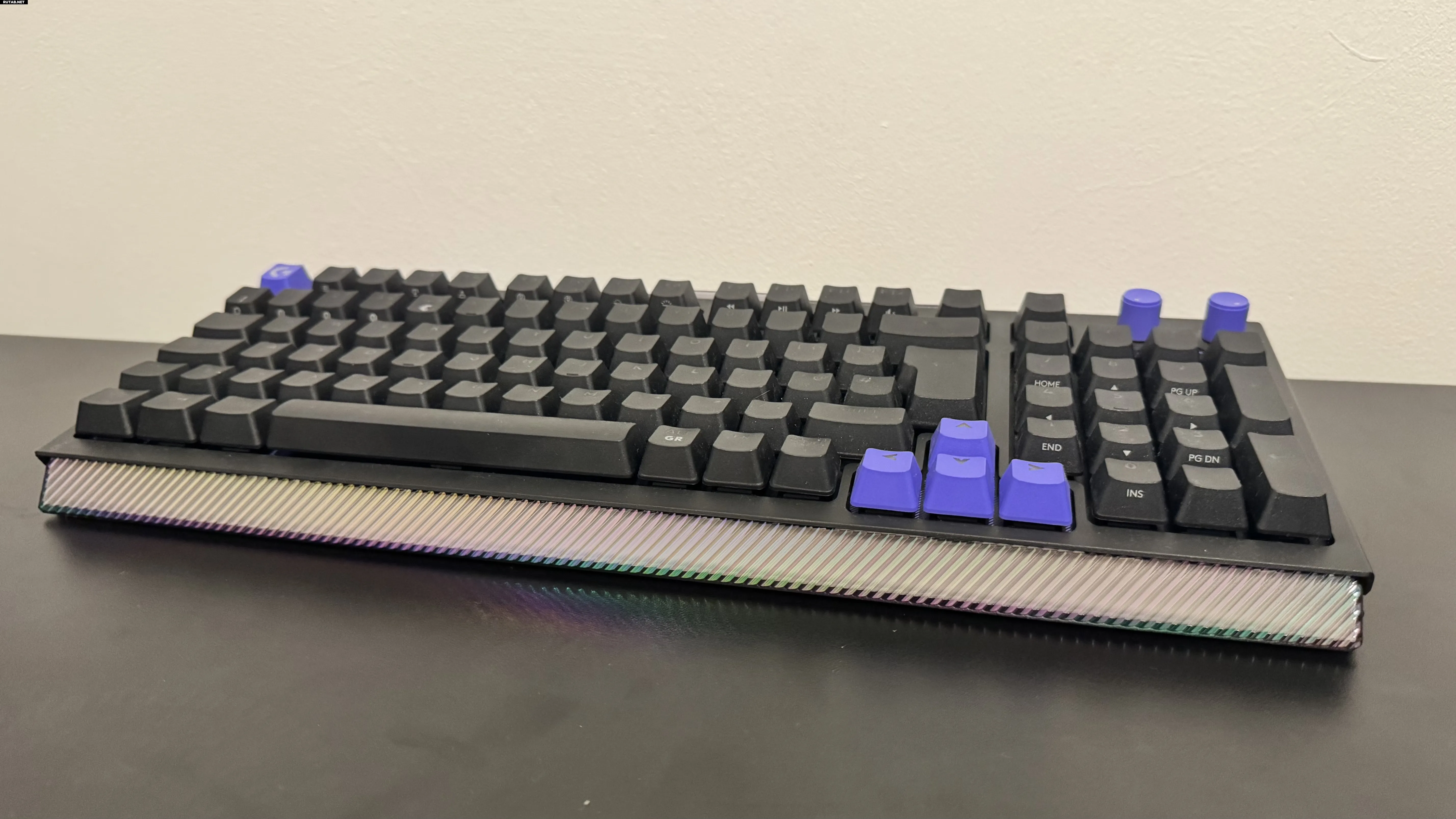 Клавиатура Logitech G512 X снизу на черном столе