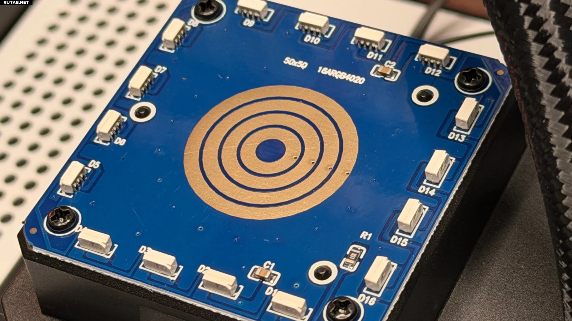 Thermaltake TH360 V3 Ultra ARGB Sync вне корпуса ПК с установленными вентиляторами.