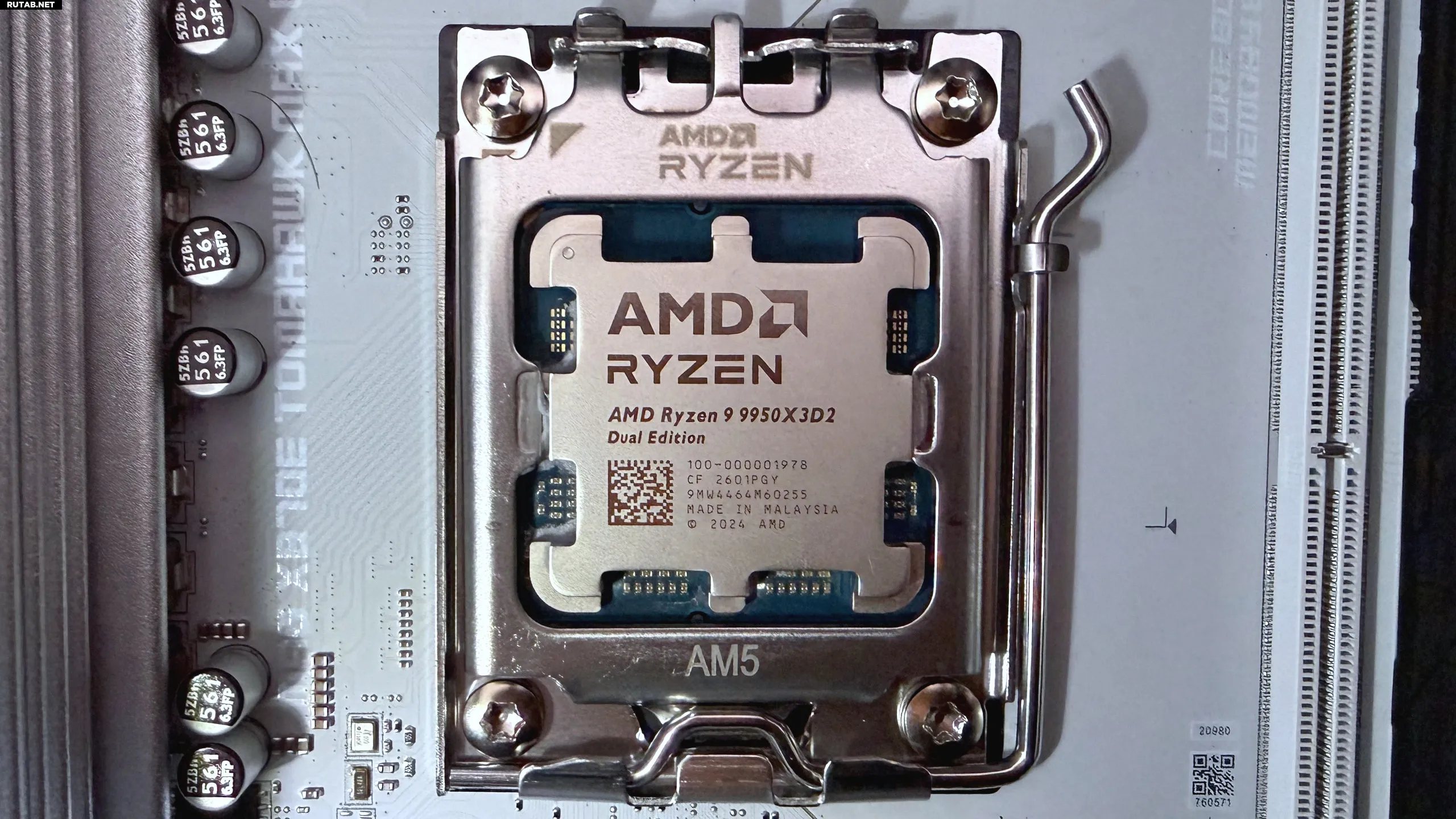 Процессор AMD Ryzen 9 9950X3D2 Dual Edition, установленный в сокет материнской платы