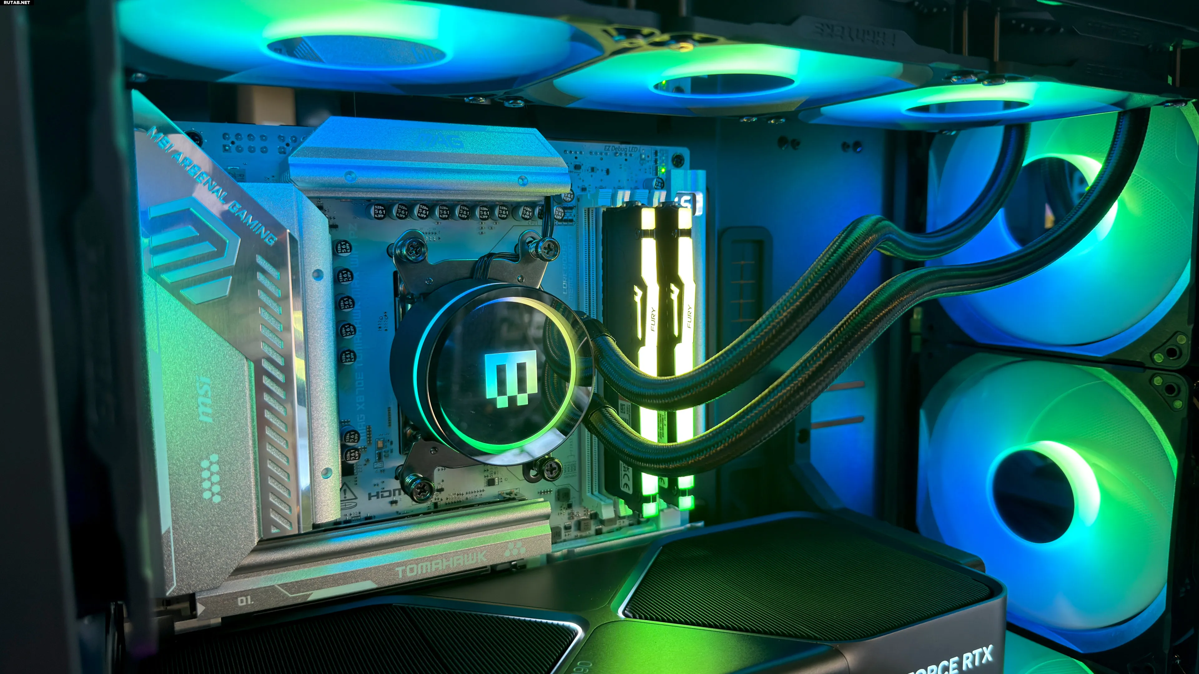 Крупный план внутренних компонентов игрового ПК Maingear MG-1 Mk.II: кулер AIO, вентиляторы и RGB-подсветка