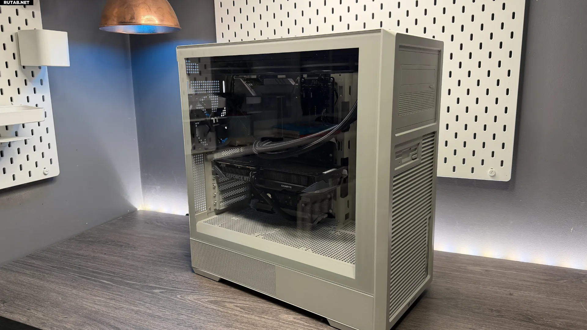Thermaltake Retro 360 TG в процессе сборки ПК.