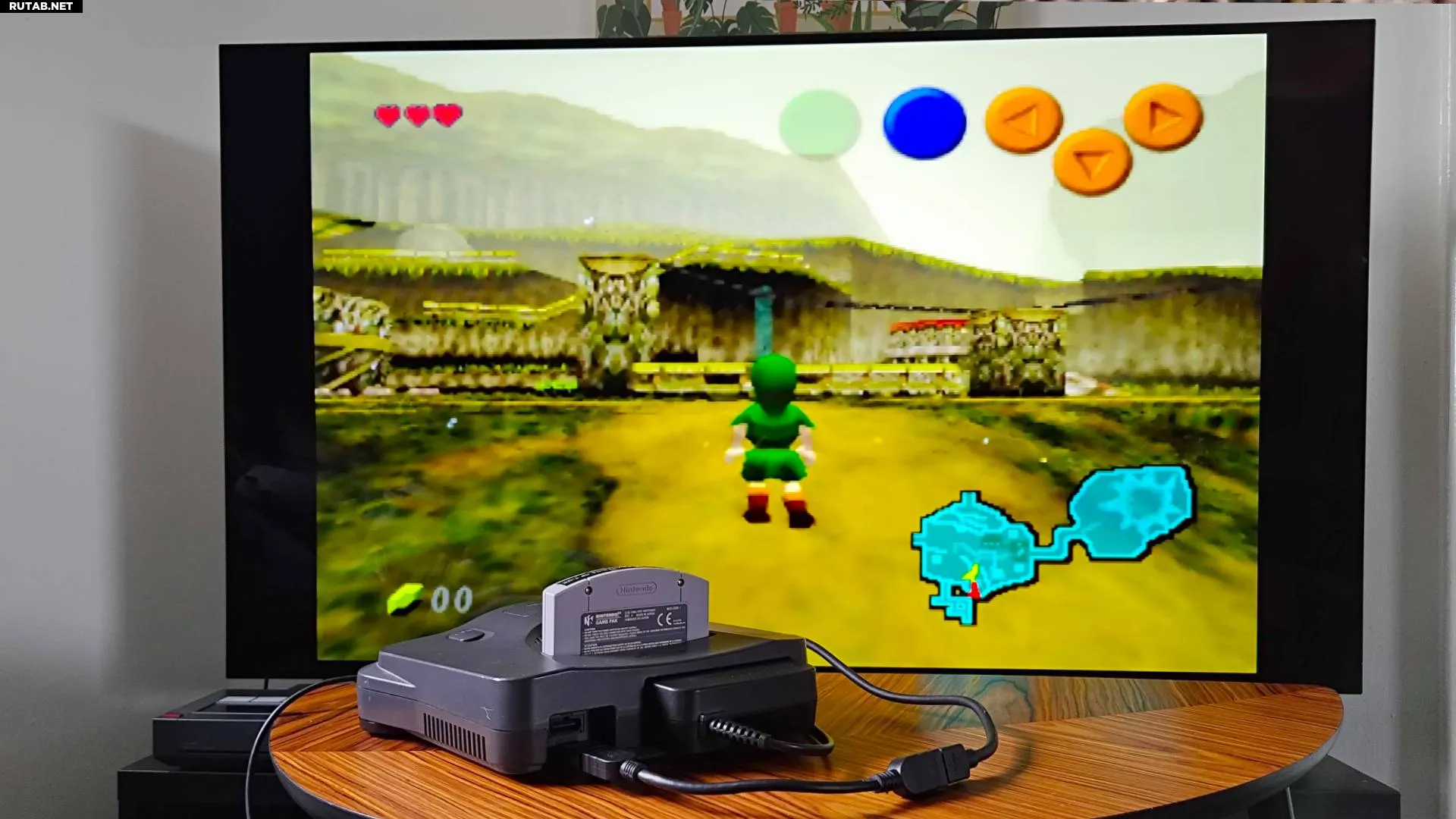 Вид сзади на N64 с HDMI-модом и подключенным кабелем к телевизору LG OLED C4, на экране — геймплей The Legend of Zelda: Ocarina of Time.