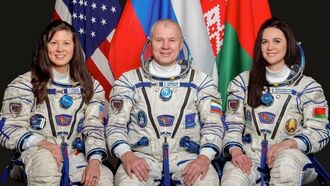 Ракета с кораблем "Союз МС-25" поставлены на стартовый стол Байконура