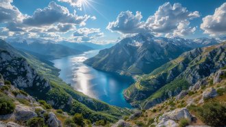 В Крыму бушует крупный пожар площадью 25 гектаров