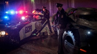 Зак Снайдер арестовал персонажа «Звездных войн» за угон бэтмобиля