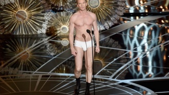 Ведущий «Оскара» выскочил на сцену в одних трусах