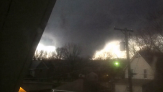 Он не бросил снимать видео даже когда торнадо снес крышу с его дома