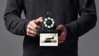 Камера Impossible Project I-1 работает с оригинальными кассетами Polaroid 600