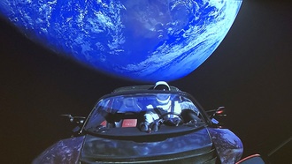 Илон Маск делится новыми фото «Теслы» в космосе