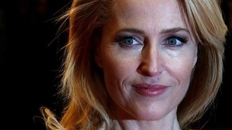 Джиллиан Андерсон разделась догола, чтобы защитить животных