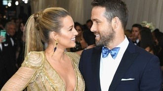 Жена Райана Рейнольдса считает мужа своей подружкой