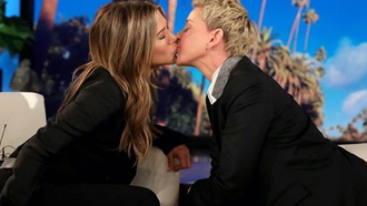 Актриса Дженнифер Энистон поцеловала ведущую в прямом эфире