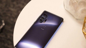 В Сеть попали «живые» фото флагмана Motorola Edge+