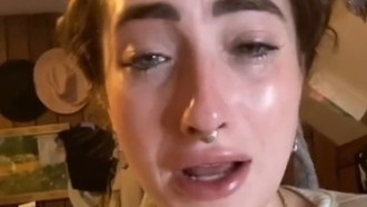 «Тиктокерша» проглотила AirPod вместо таблетки, а затем записала звук из желудка