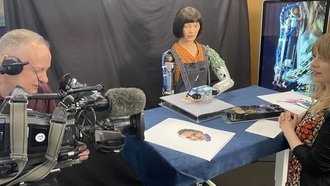 Робот-художник с искусственным интеллектом приняла участие в выставке