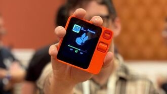 Личный помощник на основе искусственного интеллекта Rabbit R1 пользуется ошеломляющим спросом