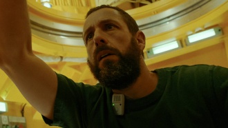 На Netflix вышел фильм «Астронавт» с Адамом Сэндлером — критики назвали его «тривиальным»