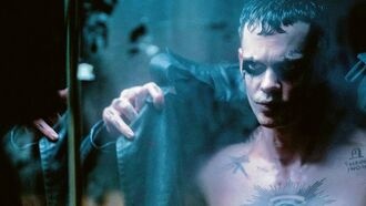 В трейлере ремейка культового «Ворона» Билл Скарсгард встает на путь мести