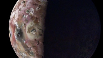 «Юнона» НАСА предоставила виды с воздуха на горы и лавовое озеро на Ио