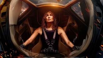 Новый научно-фантастический триллер Netflix с Дженнифер Лопес похож на плохую адаптацию Titanfall 2