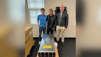 Глава Nvidia лично привёз ИИ-ускоритель Сэму Альтману