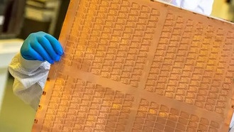 Samsung ускоряет внедрение на рынок стеклянных подложек для микросхем