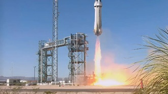 Blue Origin отправляет в космос любителей острых ощущений, в том числе старейшего астронавта