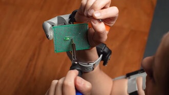 Ученые демонстрируют роботизированный «третий большой палец», который можно использовать для игр