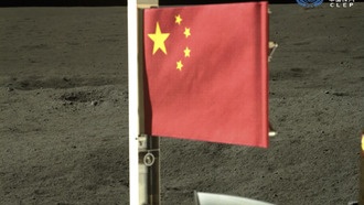 Китайский луноход разворачивает флаг Китая на обратной стороне Луны и возвращается обратно на Землю