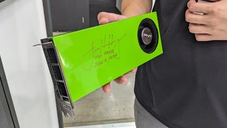 Дженсен Хуанг подписывает карту PNY RTX 4070 Super Blower