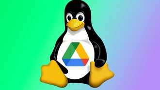 Разработчик загружает компьютер из хранилища Google Диска