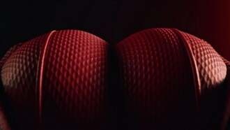 Этот коврик имеет ягодицы и напоминает Дэдпула. Вы никогда раньше не видели ничего подобного