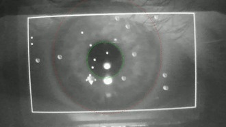 Микродисплей отслеживает зрачки, регулируя яркость, избегая утомления HUD