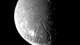 Оксиды углерода на спутнике Урана Ариэль намекают на скрытый океан, показал телескоп Уэбба