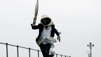 Арно пронёс олимпийский огонь на открытии Олимпиады в Париже