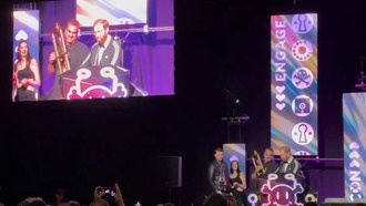 Президент CrowdStrike любезно принимает награду Pwnie Epic Fail на хакерской конференции DEF CON