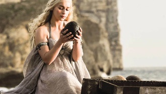 Модель продемонстрировала нежный образ Дейнерис Таргариен из сериала «Игра престолов»