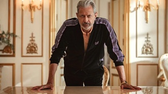 Netflix показал новый трейлер сериала «Каос» с участием Джеффа Голдблюма