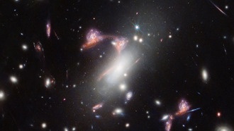 Уэбб обнаруживает искаженную галактику, формирующую космический вопросительный знак