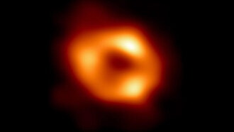 Сверхмассивная чёрная дыра в центре галактики: новое исследование